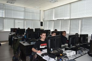 ученици в час по програмиране
